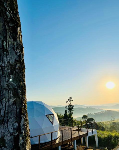 På billedet ses objektet Domo Geodésico para se conectar com as Nuvens beliggende i byen Jambeiro.