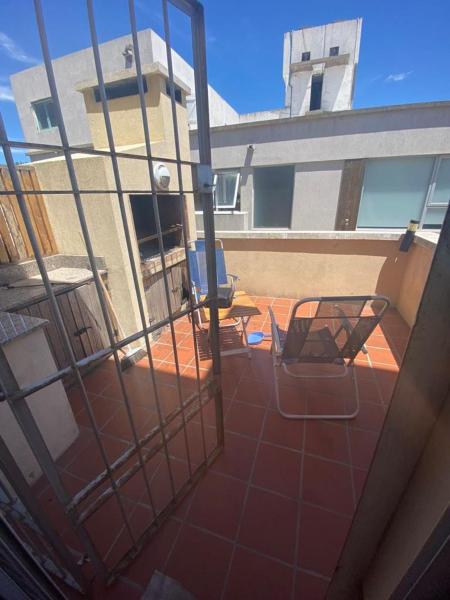 На фото показан объект Duplex con parrilla, расположенный в городе Пинамар.
