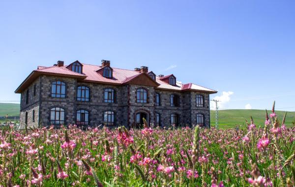 Auf dem Foto ist das Objekt Lake Cildir Lodge in der Stadt Çıldır zu sehen.