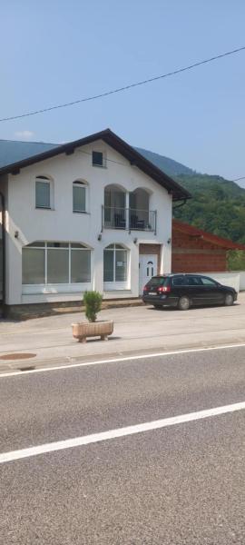 Na fotografii je vidět objekt Vinac guest house nacházející se ve městě Vinac.
