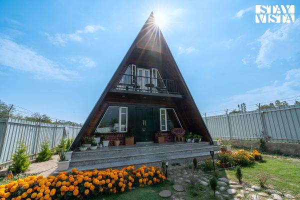På billedet ses objektet StayVista at 2BR A Frame Mountain House in Srinagar with Lawn, Bonfire, BBQ beliggende i byen Mujhpathar.