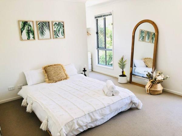 På bilden syns objektet Sunlit Coastal Family Retreat som ligger i staden Peregian Springs.