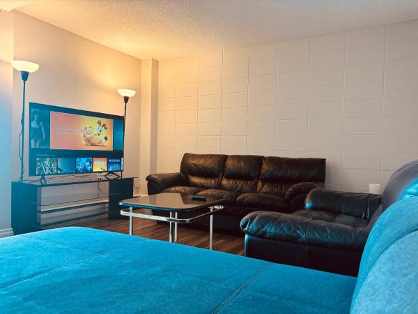 A la foto es mostra l'objecte Cozy 2-Bedroom Condo with Parking situat a la ciutat de Calgary.