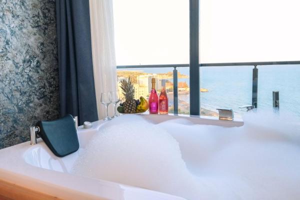 Na fotografii je vidět objekt Class Premium Suit Otel nacházející se ve městě Limonlu.