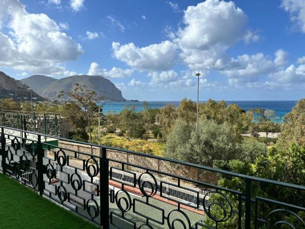 På billedet ses objektet Addaura Luxury Apartment beliggende i byen Palermo.