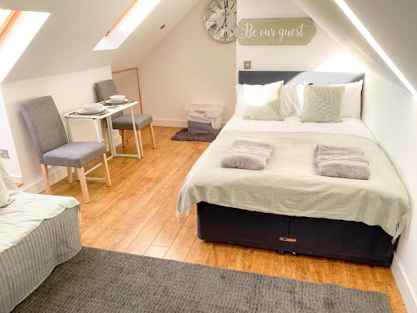 A la foto es mostra l'objecte Green Glades Lovely Self Contained Apartment-Studio In Super South West Location By StayStaycations situat a la ciutat de Hambrook.