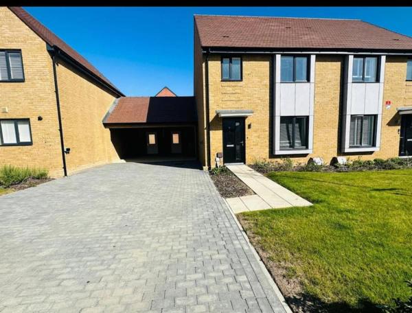 På bildet vises objektet Ashford Luxury House with Hot tub and Driveway Parking som ligger i byen Kingsnorth.