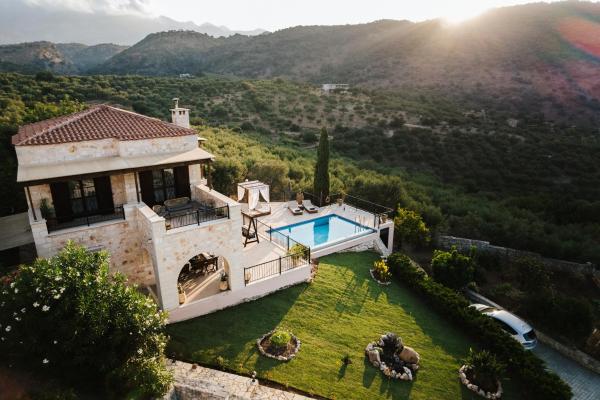 På billedet ses objektet Villa Elia Provarma - Your villa beliggende i byen Samonás.