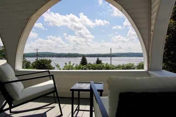 A la foto es mostra l'objecte Amazing view of Lake Winnisquam, fully remodeled! situat a la ciutat de Gilmanton.