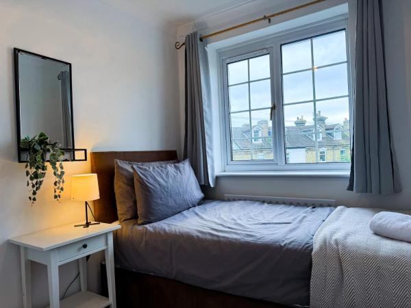 Foto 6: Central, Close To Station & Hospital Sleeps 5, Book Now