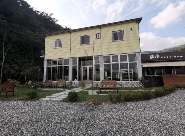 A la foto es mostra l'objecte 鉄木彩虹小屋 situat a la ciutat de Yü-lan.