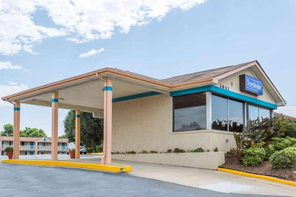 Na fotografii je vidět objekt Travelodge by Wyndham Ridgeway Martinsville Area nacházející se ve městě Martinsville.