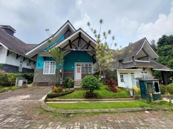 På billedet ses objektet Villa puncak bogor kota bunga 3 kamar ada karoke beliggende i byen Cikundul.