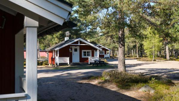 På billedet ses objektet Stenö Havsbad och Camping beliggende i byen Vallvik.