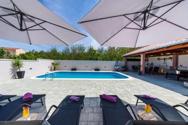 A la foto es mostra l'objecte House Luxury Villa with pool situat a la ciutat de Zaton.