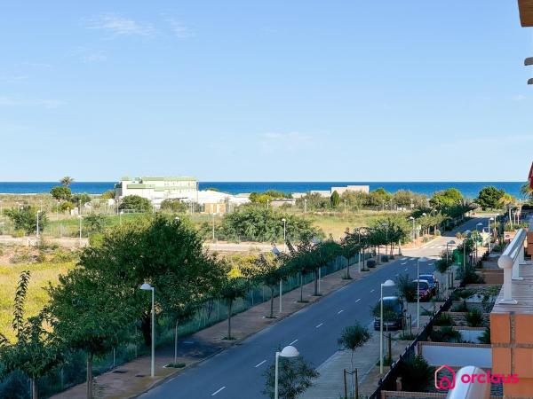 Na zdjęciu widoczny jest obiekt Faro del Mediterráneo położony w mieście Cabanes.