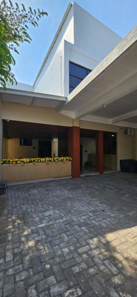 The photo shows the Sunflower Hotel Syariah near Juanda Airport located in the city of Dares.