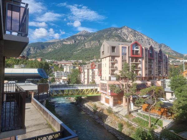 Na fotografii je vidět objekt Signal du Prorel Briançon Serre Chevalier