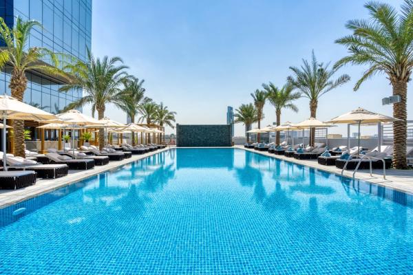 Na fotografii je vidět objekt The First Collection Dubai Jumeirah Village Circle, a Tribute Portfolio Hotel nacházející se ve městě Dubaj.