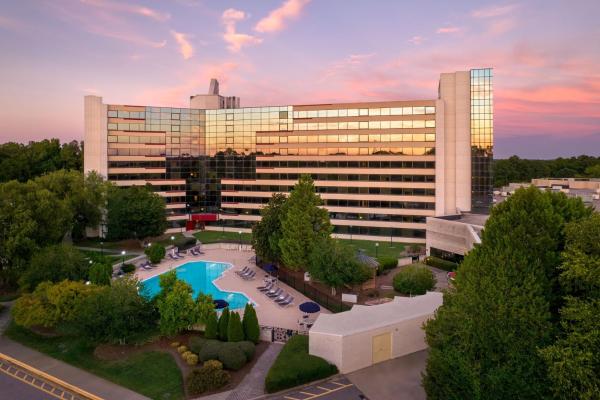 A la foto es mostra l'objecte Sheraton Imperial Hotel Raleigh-Durham Airport at Research Triangle Park situat a la ciutat de Durham.
