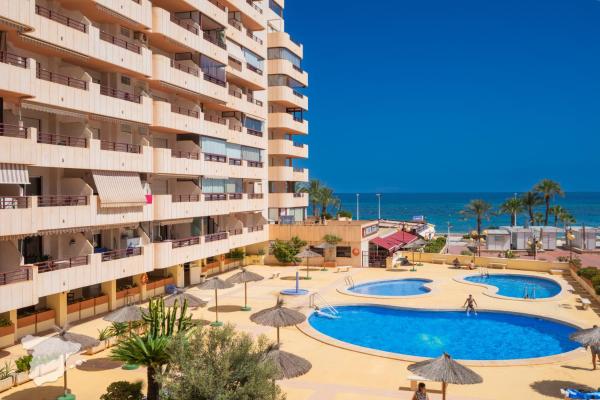 A la foto es mostra l'objecte Zafiro situat a la ciutat de Calp.