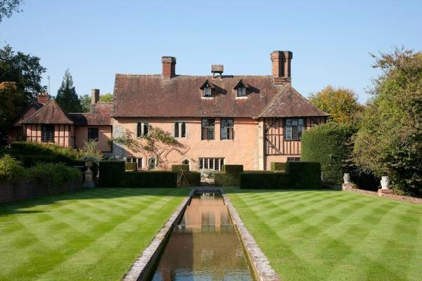 A la foto es mostra l'objecte King Johns House situat a la ciutat de Farnham.