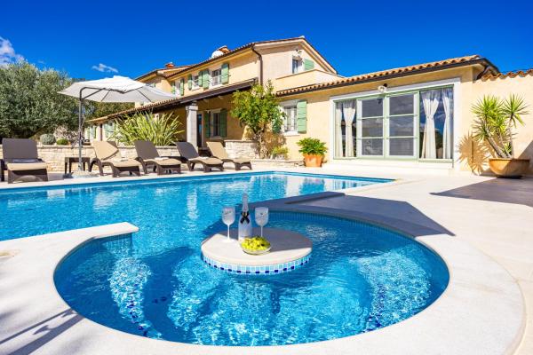 På billedet ses objektet Villa Vlacich for 8 people near Labin - Rabac with heated pool & sea view - only 2 km from beach beliggende i byen Trget.