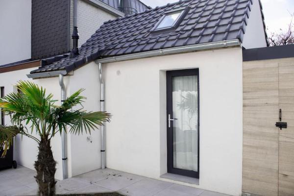 The photo shows the Tiniest house of Zwijnaarde located in the city of Merelbeke.