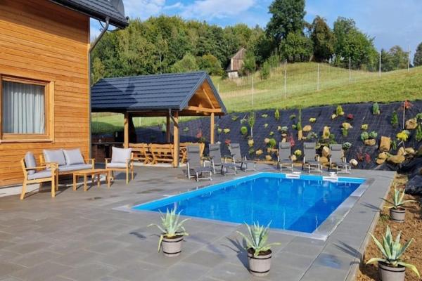 Na zdjęciu widoczny jest obiekt Holiday Home Wi niowa with Pool and Nature położony w mieście Iwierzyce.