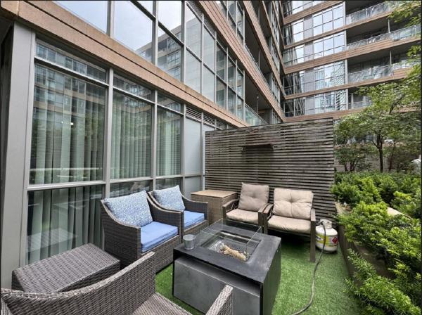 Na zdjęciu widoczny jest obiekt 1Bdrm plus den with 4 real beds plus sofabed & Terrace & parking położony w mieście Toronto.