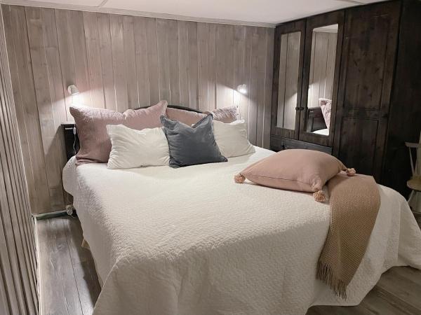 照片显示了位于Lona市的Koselig hytte, med ski-in ski out物件。