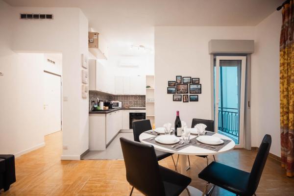 På billedet ses objektet SweetHome Ampio bilocale in centro con parcheggio gratuito coperto vicino a stazione Como-Milano beliggende i byen Erba.