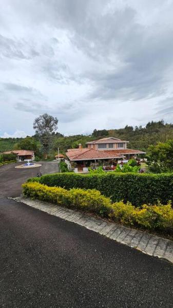 A la foto es mostra l'objecte Casa campestre,Guarne-Aeropuerto situat a la ciutat de Guarne.