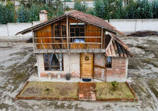 Op de foto is het object Cabaña en el Campo Malchinguí WIFI 24 horas te zien, gelegen in de stad Chinchín Loma.
