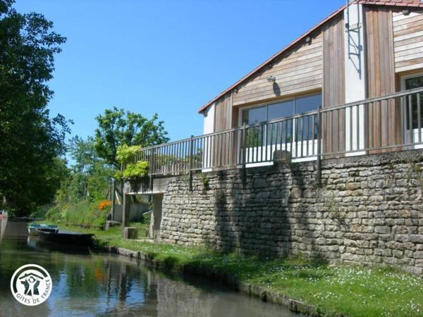 A la foto es mostra l'objecte Gîte charmant au bord de l'eau avec canoës, terrasse et jardin à Damvix, au cœur du Marais Poitevin. - FR-1-426-354 situat a la ciutat de Damvix.