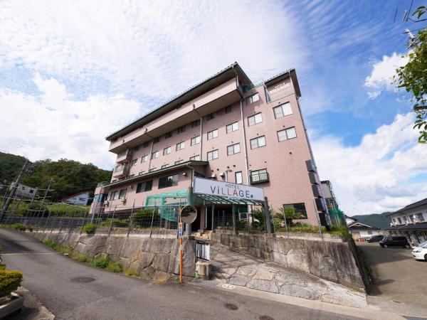 Na zdjęciu widoczny jest obiekt Hotel Village położony w mieście Yabu.