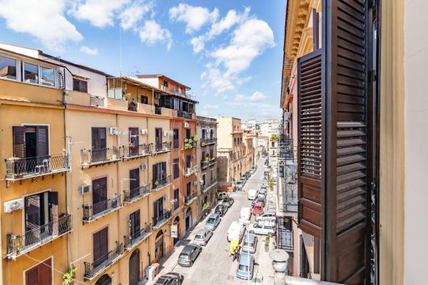A la foto es mostra l'objecte Cozy Apartments between Politeama and the Port situat a la ciutat de Palerm.