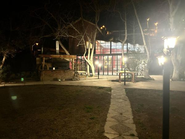 A la foto es mostra l'objecte Estrellas de Elqui situat a la ciutat de Algarrobito.