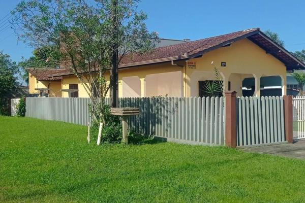 På billedet ses objektet Casa com piscina perto da praia beliggende i byen Ilha Itapeva.