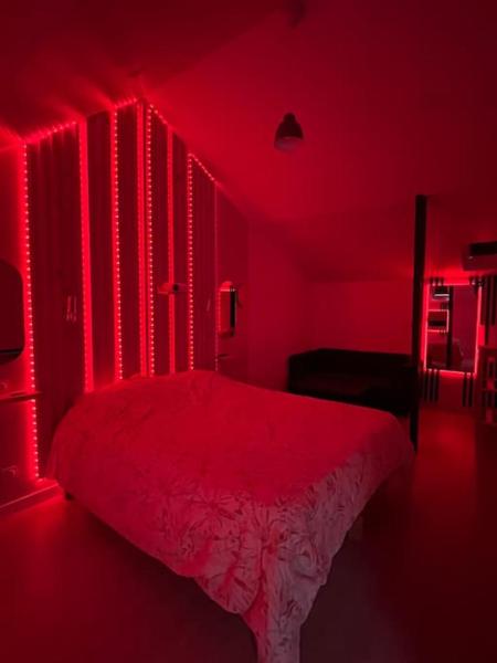A la foto es mostra l'objecte Love room jacuzzi proche centre ville situat a la ciutat de Amiens.