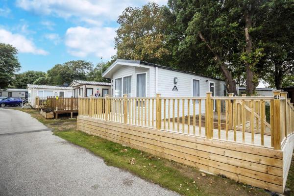 Na fotografii je vidět objekt Beautiful Caravan With Decking At Azure Seas In Suffolk, Sleeps 6 Ref 32004Az nacházející se ve městě Lowestoft.