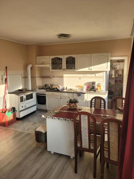 A la foto es mostra l'objecte Sweet home situat a la ciutat de Ðekovići.