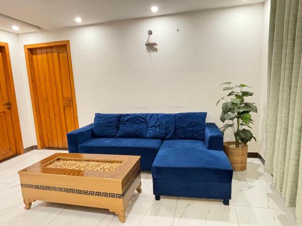 Semi-furnished one bed apartment, Лахор