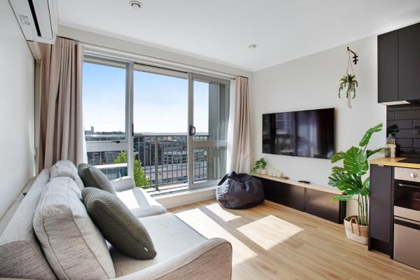 City Escape Apt with Views, Pool - Gym, Окленд