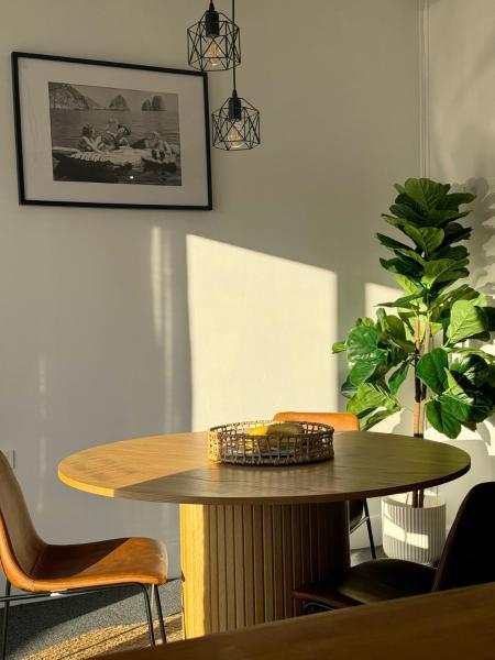 The photo shows the Penguin Paradise Beach House located in the city of Somerset.