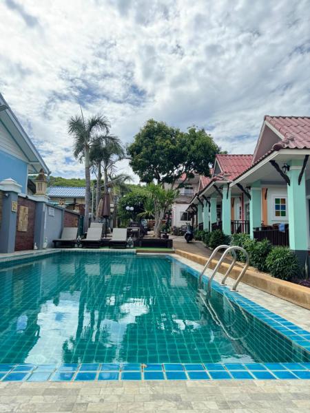 Auf dem Foto ist das Objekt ไข่ปูพูลเกาะล้าน in der Stadt Koh Larn zu sehen.