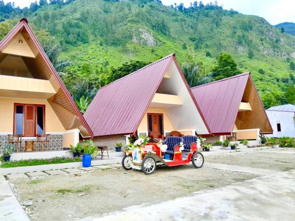 The photo shows the UNIQDO Inn Tomok located in the city of Tomok.