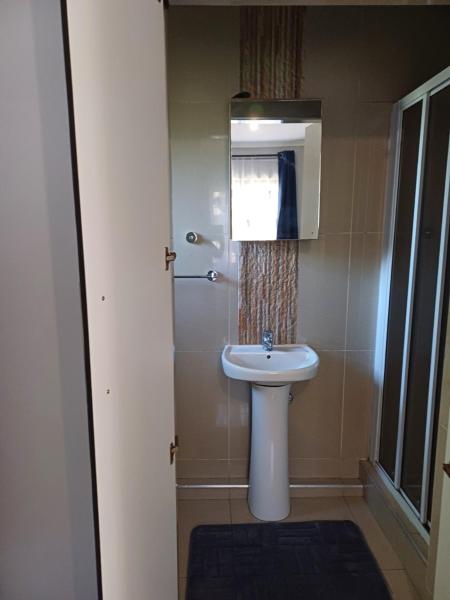 The photo shows the Mseries Holiday Apartment located in the city of Queensburgh.