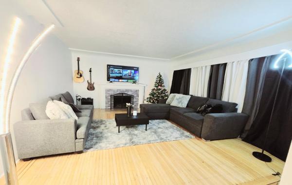 A la foto es mostra l'objecte Private Cozy and Spacious 2br Home with TeePee Dining Room! Private Parking! Self Check-in situat a la ciutat de Burnaby.