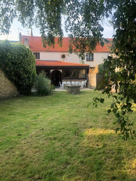 Op de foto is het object Maison Victoria te zien, gelegen in de stad Grisy-Suisnes.
